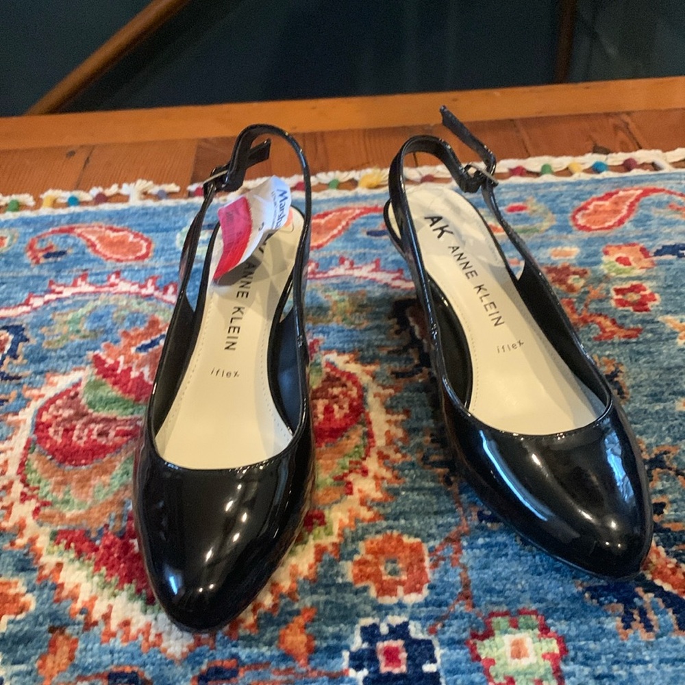 New Anne Klein iflex patent leather 2.5 inch heel Size 7
